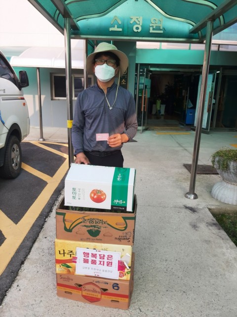 행복한 가  NGO 에서 김남구 사회복지사 방문 후원 수박, 바나나, 배, 토마토